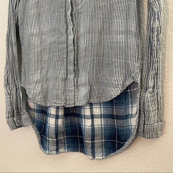 BELLA DAHL High Low Button Down Shirt in Sky Valley Wash - Picture 3 of 6